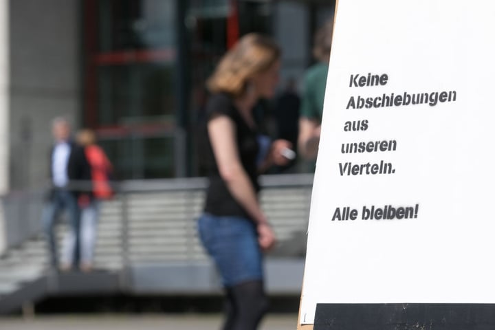 Vor dem Landtag protestierten etwa 50 Menschen gegen den Gewahrsam.
Aufgerufen hatte der Sächsische Flüchtlingsrat.