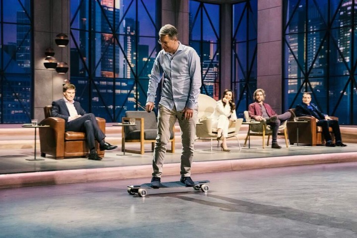 Wir wird sich Frank Thelen auf dem JayKay Longboard wohl schlagen?