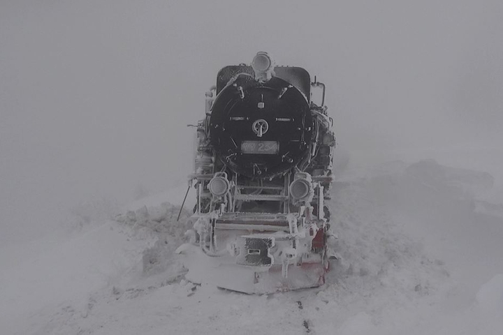 Eine Lok der Brockenbahn steckt im Schnee-Chaos fest.