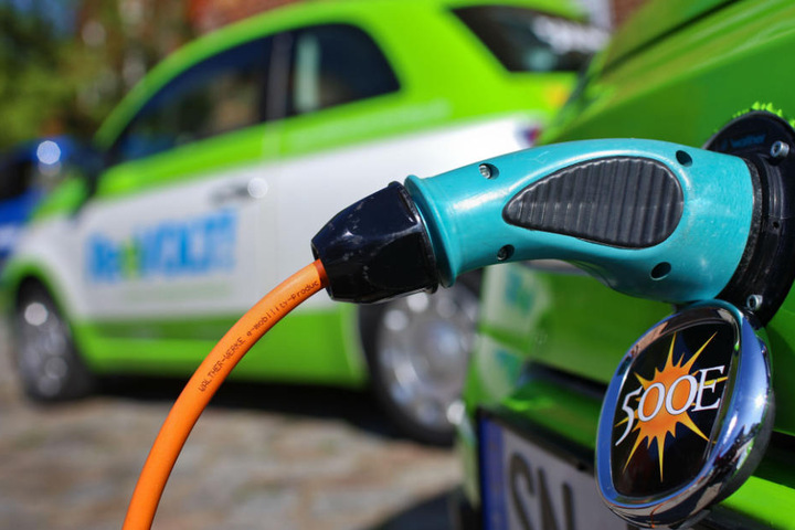 Lithium wird für Batterien von Elektroautos benötigt. (Symbolbild)
