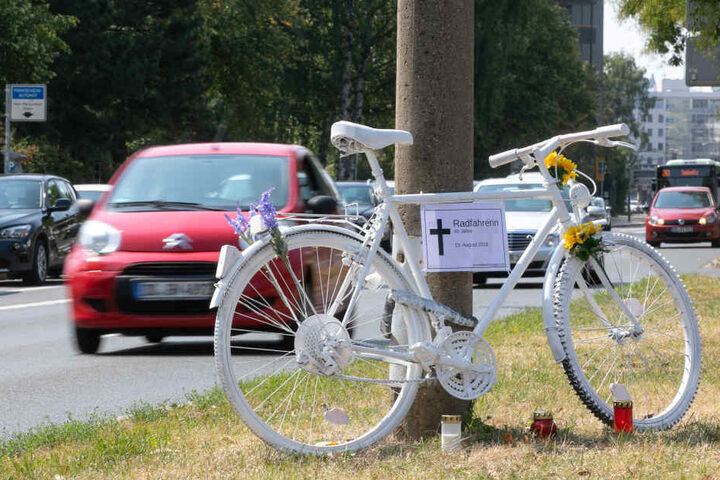 Ein Geisterrad erinnert an die tote Radfahrerin.
