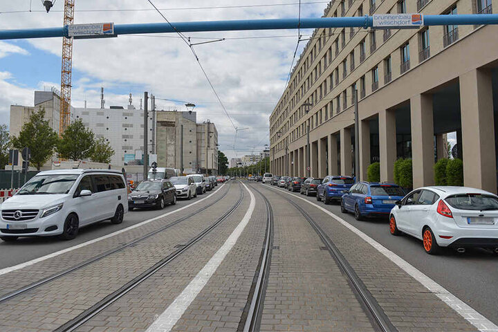Autos soweit das Auge reicht: Am "Motel One" an der Freiberger Straße staute sich der Verkehr.