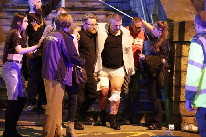 Einer verletzten Person wird in der Nähe der ManchesterArena geholfen.