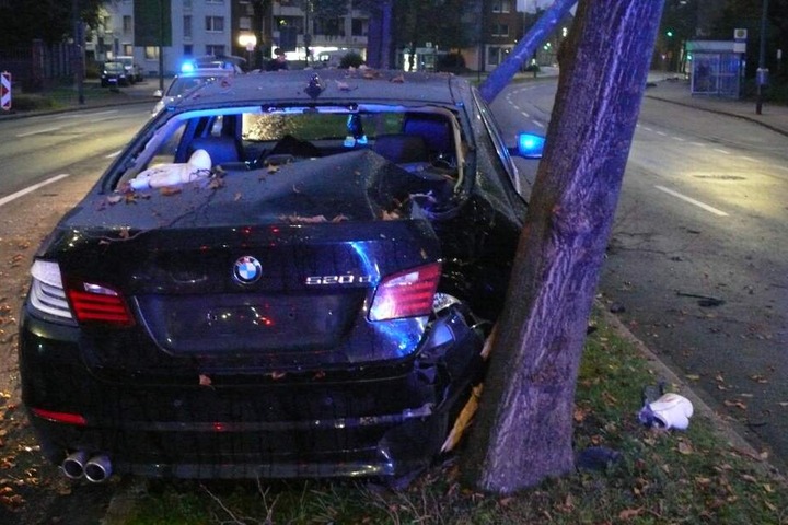 Der BMW wurde bei dem Crash zerstört, ein Baum musste gefällt werden.