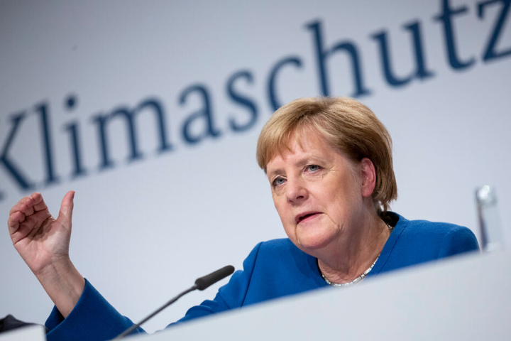 Angela Merkel spricht bei einer Pressekonferenz.