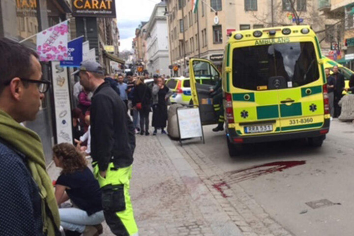 Auf der Straße ist Blut zu sehen.