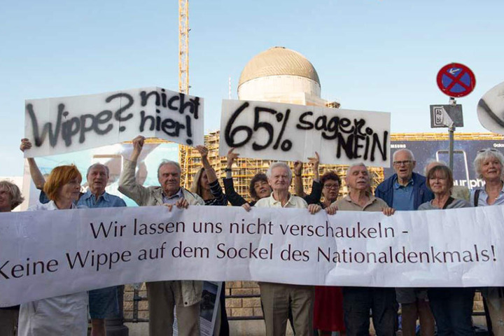 Bereits im August 2017 demonstrierte die Bürgerinitiative - damals jedoch vor dem Schloss. (Archivbild)