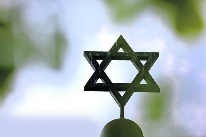 Stern einer Synagoge: Steigender Antisemitismus macht auch Juden in Sachsen Sorgen.