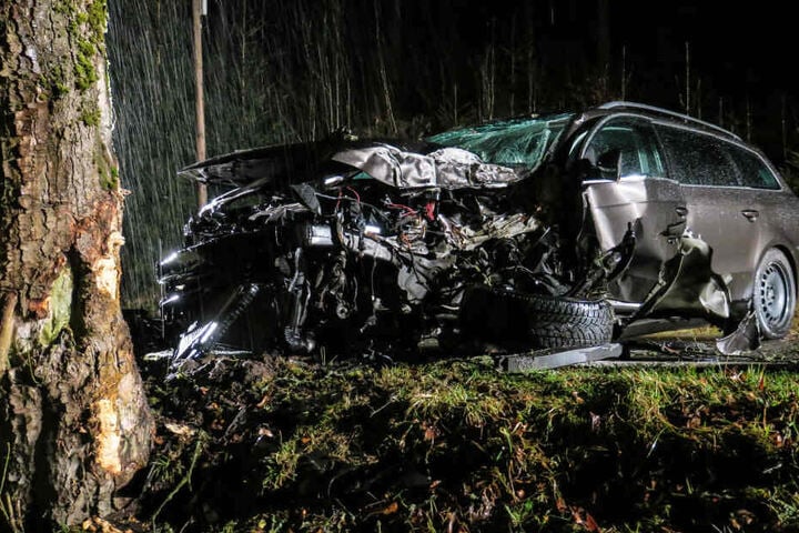 Der VW krachte frontal gegen einen Baum.