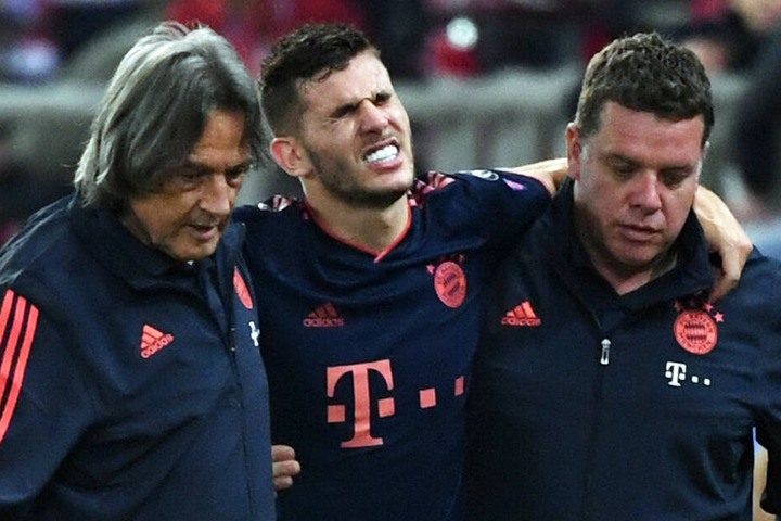 Lucas Hernández (M.) wird dem FC Bayern München für längere Zeit nicht zur Verfügung stehen.