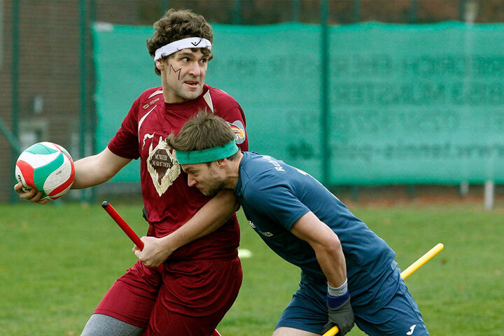 Zwei Spieler von Münster Marauders (rot) und Ruhr Phoenix (blau)