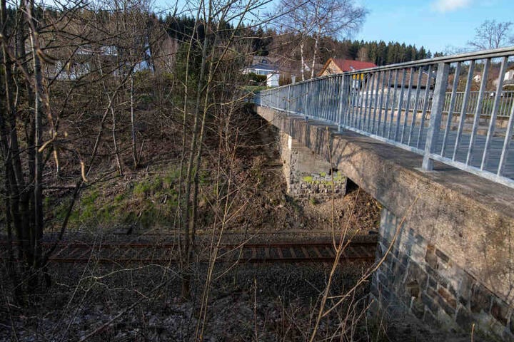 Von dieser Brücke hingen die Gullydeckel an Seilen herab.