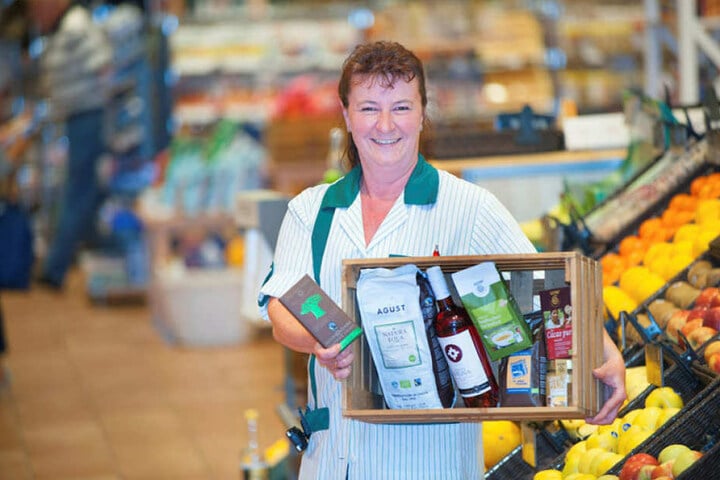 In der Galeria Kaufhof gibt es Fairtrade-Produkte. Verkäuferin Claudia Thieme (46): „Wir haben Kaffee, Tee, Wein, Schokolade und Kakao.“