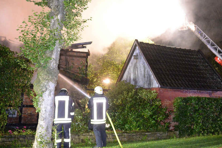 Die Feuerwehr rückte mit einer Drehleiter an.