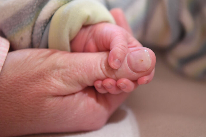 Die Baby wurden per Kaiserschnitt geboren. (Symbolbild)