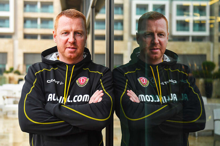 Der doppelte Walpurgis: Dynamos Coach spiegelt sich in der Fensterscheibe des Regnum Carya wider. Die (Rest-)-Rückrunde soll indes kein komplettes Spiegelbild der ersten 18 Partien in der 2. Liga werden.
