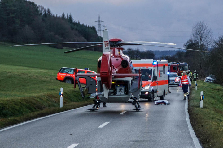 Ein Rettungshubschrauber brachte den Verletzten ins Krankenhaus.