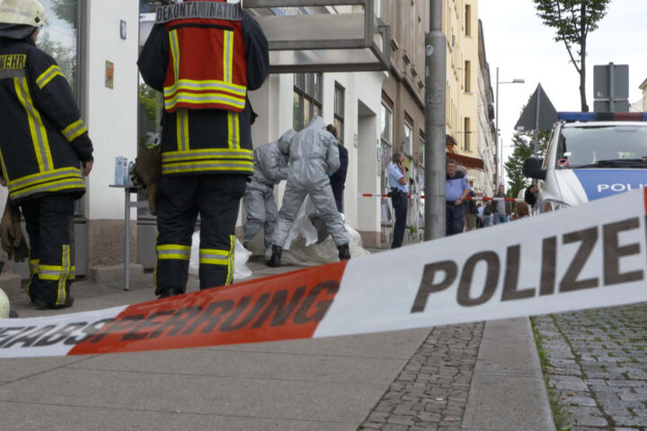 Da nicht bekannt war, um welche Substanz es sich handelte, arbeitete die Feuerwehr in spezieller Schutzkleidung.