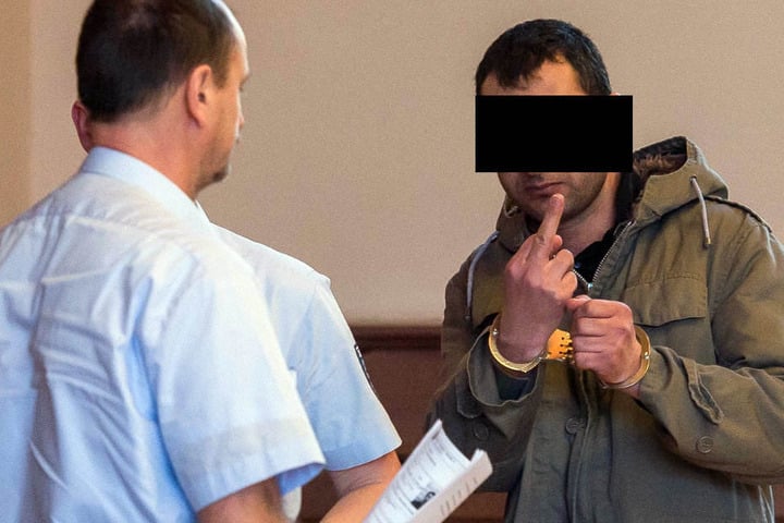 Zum Prozessauftakt begrüßte der Vergewaltiger die Presse noch mit dem Stinkefinger.