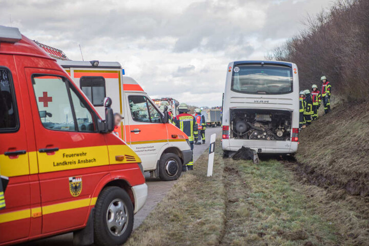 Rettungskräfte vor Ort an der Unfallstelle.