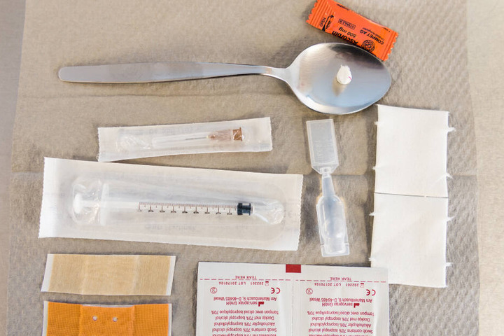 Utensilien zum Konsum von Drogen liegen in Hamburg bereit.