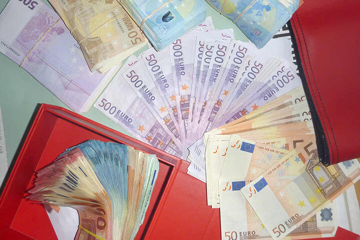 Etwa 60.000 Euro in bar fand die Polizei ebenfalls.