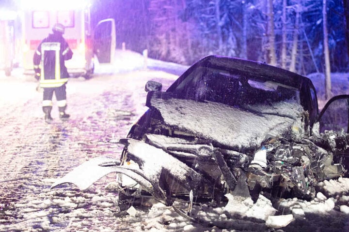 Ein Auto mit vier Insassen konnte nicht mehr ausweichen. Mehrere Personen wurden verletzt.