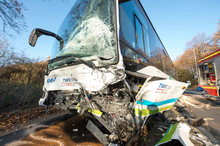 An dem beteiligten Bus entstand erheblicher Schaden.