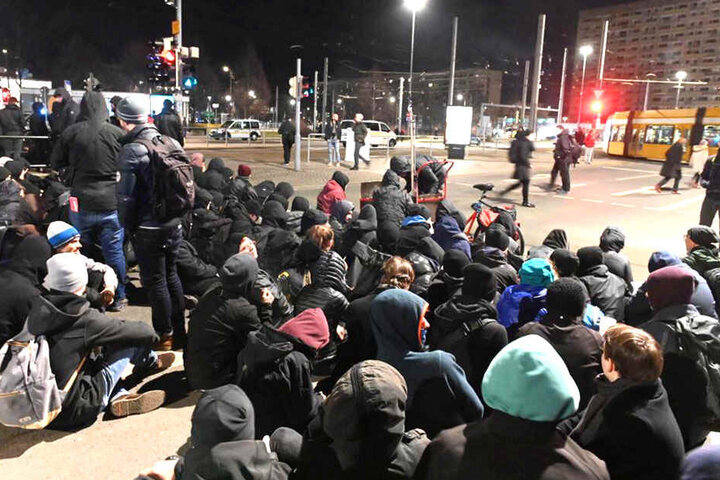 Am Pirnaischen Platz gibt es die erste Sitzblockade.