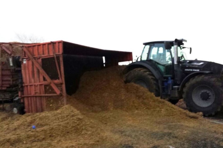 Die Maissilage verteilte sich über die komplette Fahrbahn.