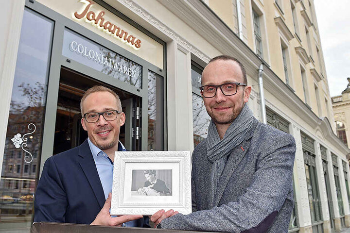 Martin Enk (47, l.) und Frank Pieper (47) vor dem "Colonialwarenladen"