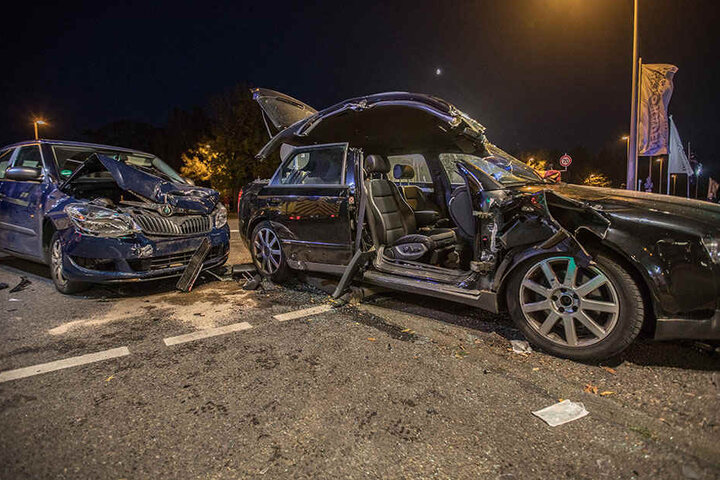 Beide Autos wurden stark beschädigt.