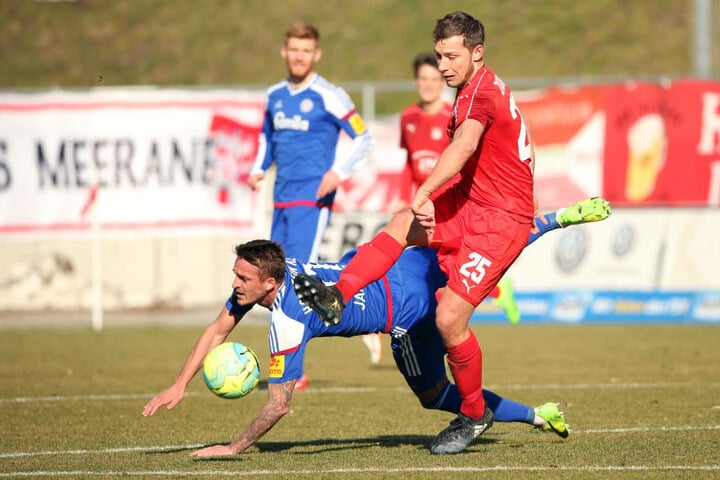 Manuel Janzer (Kiel) kämpft mit Robert Koch (FSV) um den Ball.
