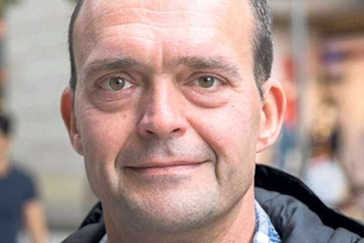 Sascha Bochmann
(44), der für
ein Transportunternehmen
in Zwickau arbeitet,
ist sich
bei seiner
Wahl sicher:
„Uns geht es gut. Ich kann mich
nicht beschweren. Ich wähle
CDU. Eine Alternative gibt es
nicht.“