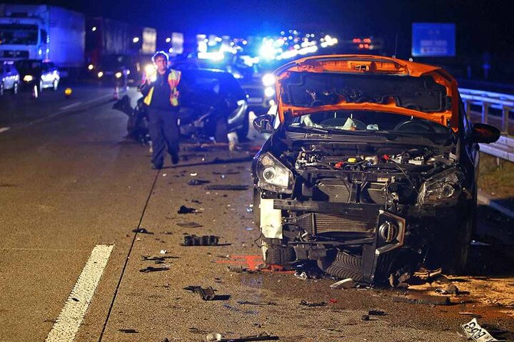 Mindestens drei Autos sollen nach dem Unfall Totalschaden haben.