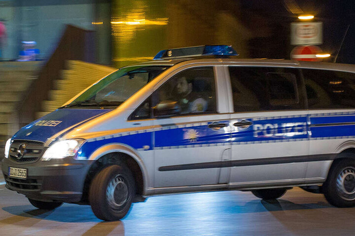 Die Dresdner Polizei rückt immer wieder zu Einsätzen an der Scheune aus.