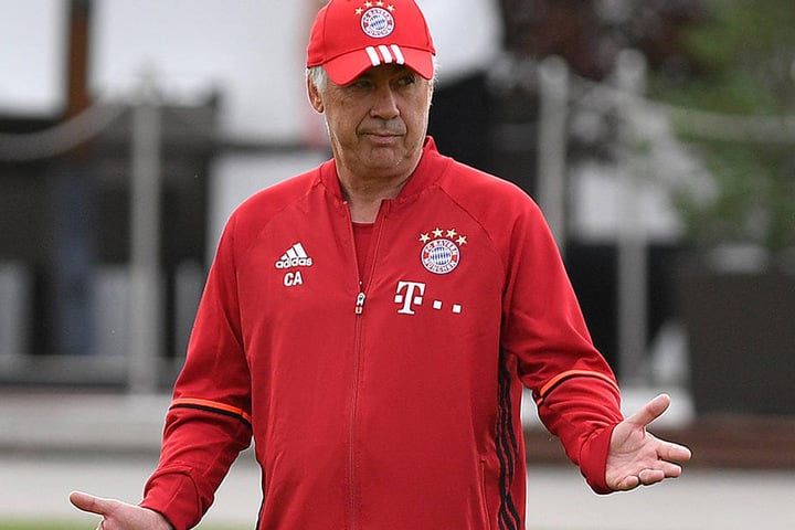 Trainer Carlo Ancelotti wird sich auch fragen: Was ist denn hier los?