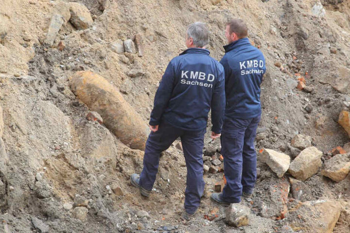 Die Mitarbreiter der Kampfmittelbeseitigung inspizierten die Bombe am Donnerstagmittag.