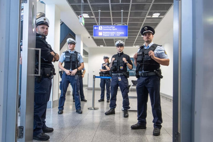 Beamte der Bundespolizei nahmen die Frau am Flughafen in Empfang. (Symbolbild)