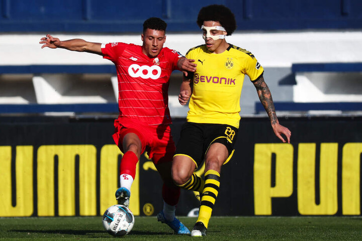 Axel Witsel (r.) feierte nach seiner Gesichtsverletzung sein Comeback für den BVB - mit Maske.