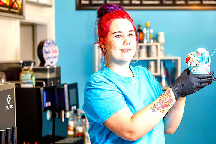 Emy Dobritzki (18) von der "IceRolls Factory" will mit ihren Kollegen den Titel "Beste Eisdiele Dresdens" holen.