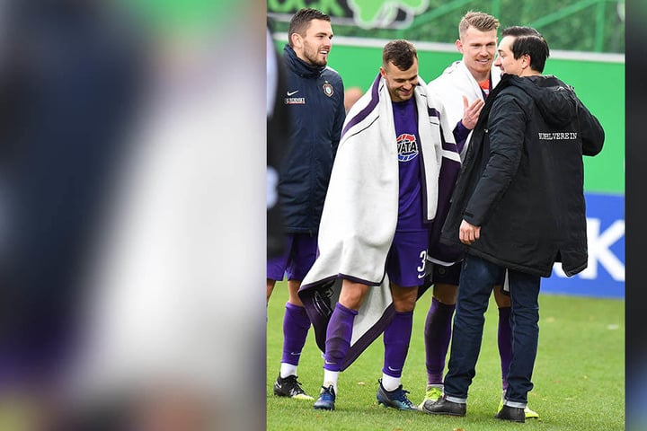 FCE-Coach Daniel Meyer (r.) klatschte nach der Partie erlöst und erleichtert mit seinen Spielern ab.