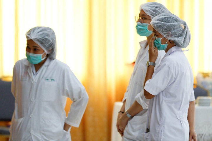 Behandelnde Krankenhaus-Angestellte kümmerten sich um die Geretteten.