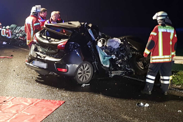 Das Auto wurde bei dem Unfall komplett zerstört.