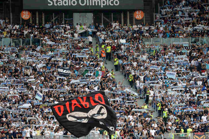 Fans von Lazio Rom halten Schals und schwenken eine Fahne vor Beginn des Spiels.
