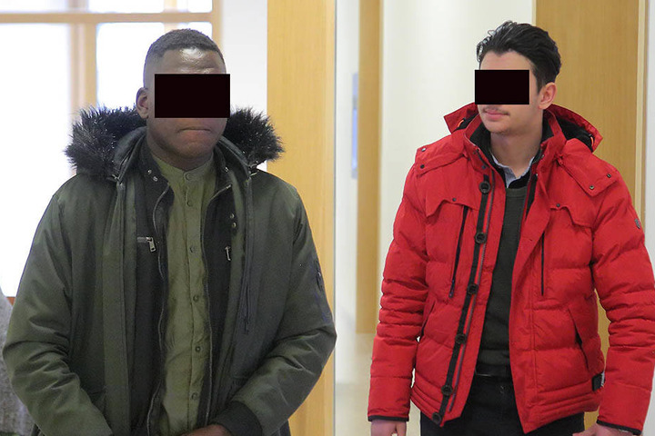 Walid A. (18, re.) beging die Tat "zum Spaß". Bangal D. (20, li.) half seinem Bekannten beim Raub und saß nun mit auf der Anklagebank.