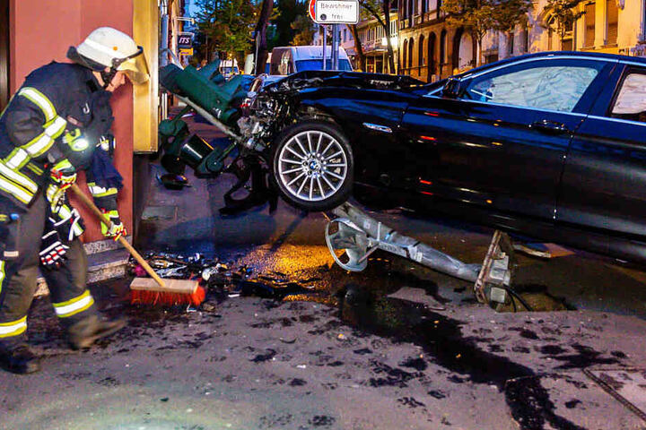 Einsatzkräfte der Feuerwehr reinigten den Unfallort.