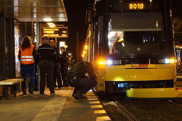 Mehrere Zeugen, darunter auch der Fahrer der Tram, erlitten einen Schock und mussten medizinisch versorgt werden.