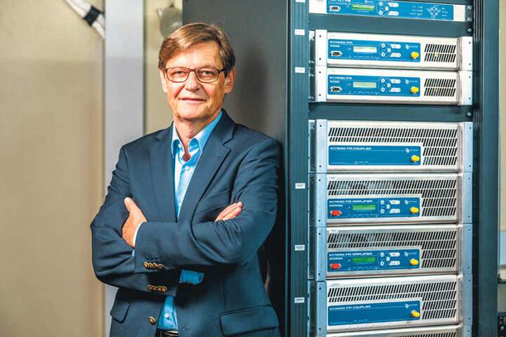 Friedrich A. Menze (60), Geschäftsführer bei Radio PSR und R.SA, vertraut
Uplink bei der UKW-Sendetechnik.