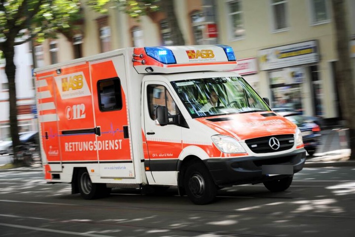 Der 22-Jährige kam mit lebensgefährlichen Verletzungen ins Krankenhaus. (Symbolbild)